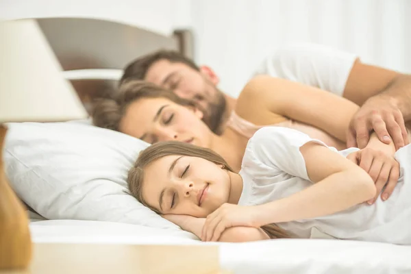 Hija Los Padres Durmiendo Cómoda Cama — Foto de Stock