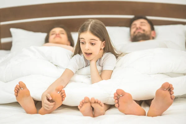 Niña Diversión Cerca Los Padres Cama — Foto de Stock