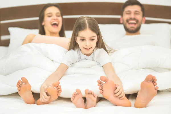 Het Kleine Meisje Plezier Buurt Van Ouders Het Bed — Stockfoto