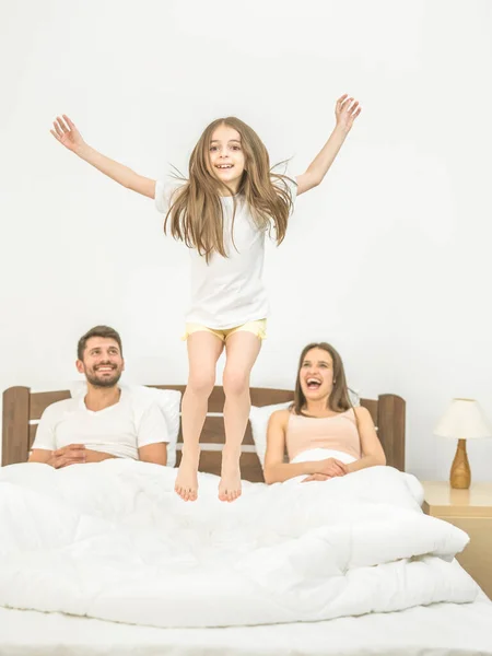 Маленькая Девочка Прыгает Кровати Рядом Родителями — стоковое фото