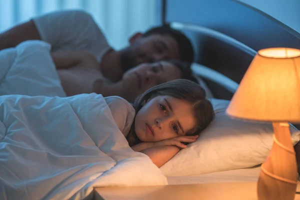 Fille Était Couchée Près Des Parents Endormis Dans Lit Nuit — Photo