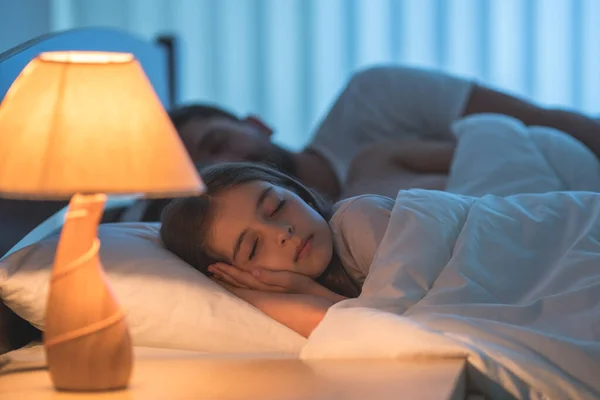 Den Lilla Flickan Sover Nära Föräldrarna Sängen Nattetid — Stockfoto