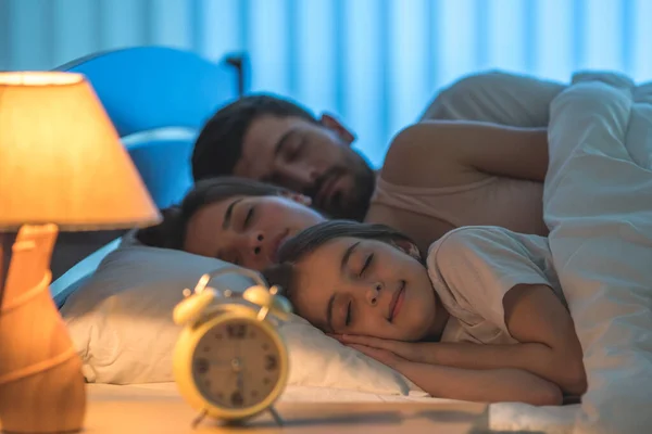 Šťastná Rodina Spí Pohodlné Posteli Noční Čas — Stock fotografie