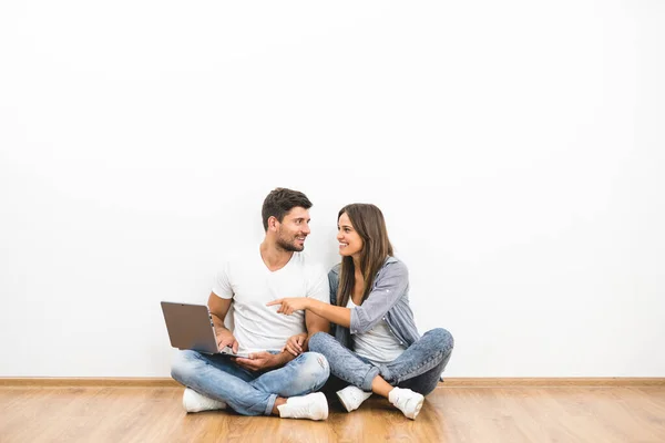 Hombre Mujer Felices Con Ordenador Portátil Sientan Cerca Pared Vacía — Foto de Stock