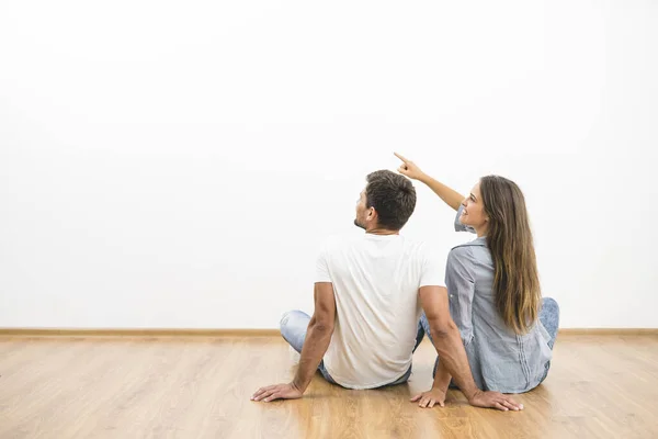 Pareja Sentada Mira Pared Vacía Gesto — Foto de Stock