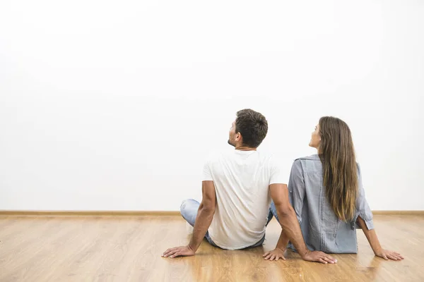 Pareja Sentada Mira Pared Vacía — Foto de Stock