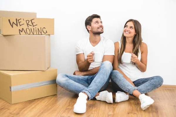 Couple Heureux Tient Des Tasses Café Près Des Boîtes Carton — Photo