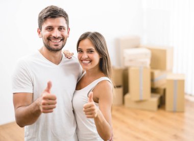 Kutuların arkasındaki mutlu kadın ve erkek hareketi.