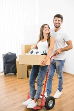 Mutlu adam ve kadın yeni daireye taşınıyor.