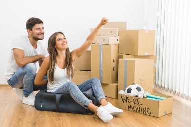 Mutlu çift yeni dairede rüya görüyor.