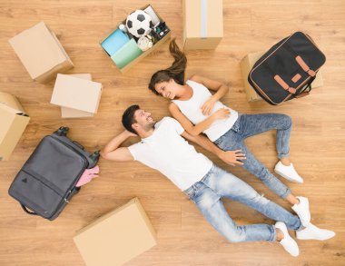 Güzel çift kutuların yanında yerde yatıyordu. Yukarıdan görünüm