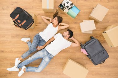 Güzel çift kutuların yanında yerde yatıyordu. Yukarıdan görünüm