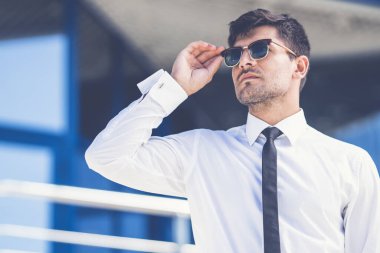 Güneş gözlüklü yakışıklı adam.