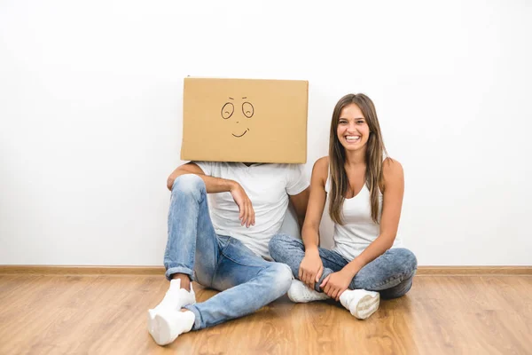 Hombre Con Una Caja Cartón Cabeza Sienta Cerca Una Mujer —  Fotos de Stock