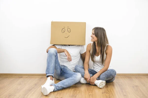 Homem Com Uma Caixa Papelão Uma Cabeça Senta Perto Mulher — Fotografia de Stock