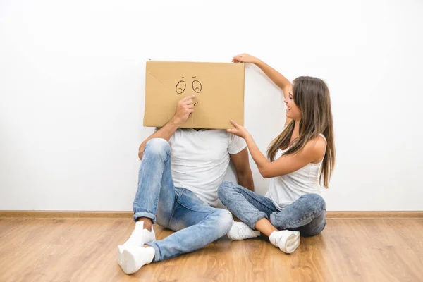 Homem Com Uma Caixa Papelão Uma Cabeça Senta Perto Mulher — Fotografia de Stock