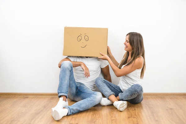 Man Met Een Kartonnen Doos Een Hoofd Zit Naast Vrouw — Stockfoto