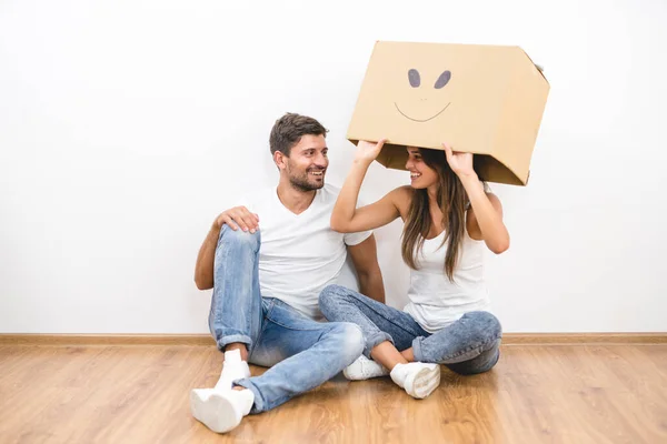 Feliz Pareja Con Una Caja Cartón Sienta Suelo — Foto de Stock