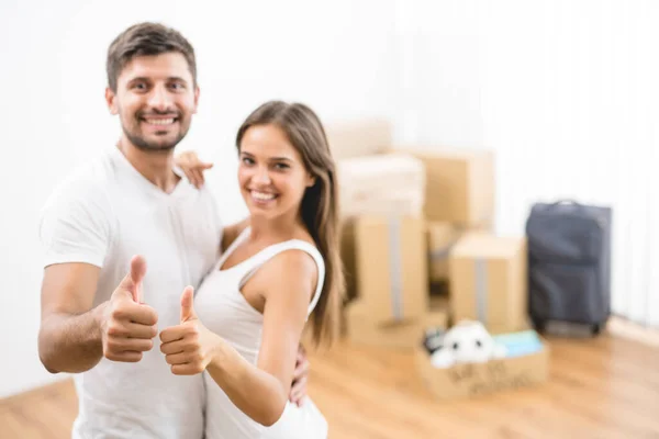 Feliz Pareja Muda Nueva Casa Sube Pulgar — Foto de Stock