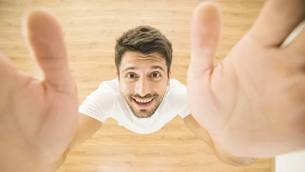 Homem Feliz Segura Numa Câmara Vista Cima — Fotografia de Stock