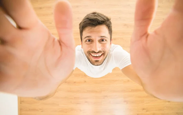 Uomo Sorridente Tiene Una Macchina Fotografica Vista Dall Alto — Foto Stock