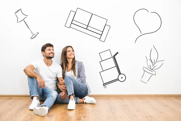 Mutlu adam ve kadın, duvarın yanında resimlerle hayal kuruyor.