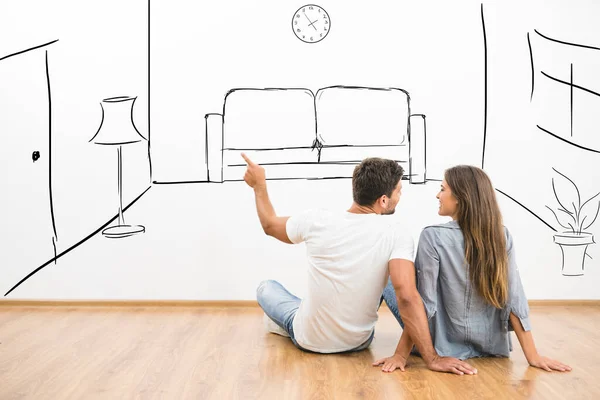 Mutlu adam ve kadın, duvardaki sanal odanın yanında rüya görüyorlar.