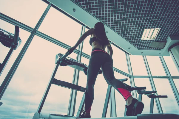 Woman Running Treadmill Cloud Background — Stock Photo, Image