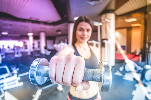 Femeia Ține Gantere Sala Sport Închide — Fotografie, imagine de stoc