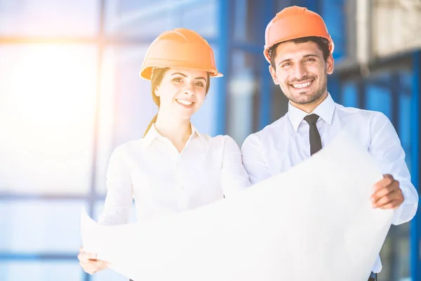 Los Dos Ingenieros Están Pie Con Papel Fondo Del Edificio —  Fotos de Stock