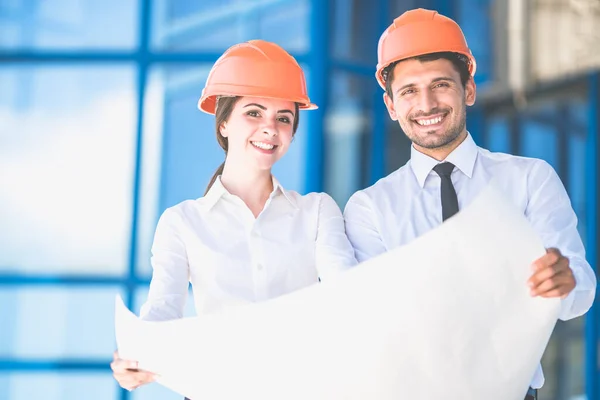 Los Dos Ingenieros Están Pie Con Papel Fondo Del Edificio —  Fotos de Stock