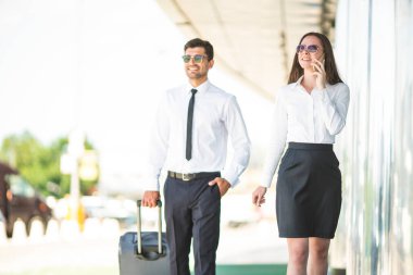 Mutlu iş adamı ve kadın telefon eder ve bir bavulla yürürler.