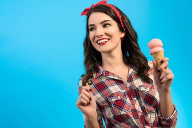 Mavi arka planda dondurması olan tatlı kadın.