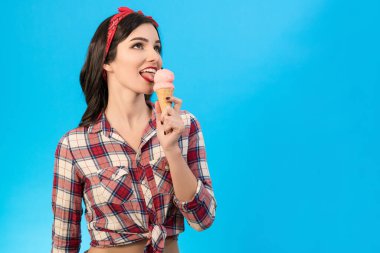 Mavi arka planda dondurma yiyen kız.