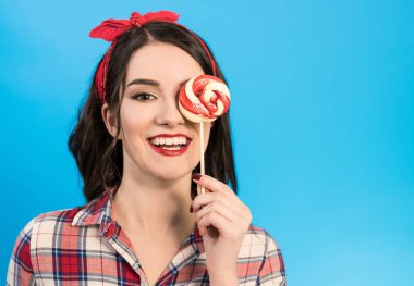 Mavi arka planda şeker jestli mutlu kadın.