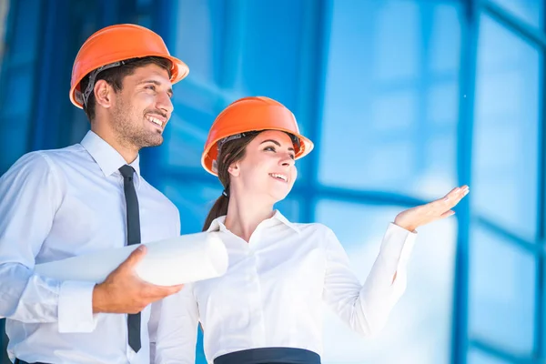 Two Engineers Paper Gesture Background Modern Building — Stock Photo, Image