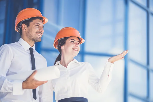 Two Engineers Paper Gesture Background Modern Building — Stock Photo, Image