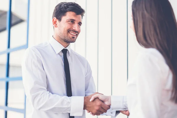 Affärsmannen Och Kvinnan Handslag — Stockfoto