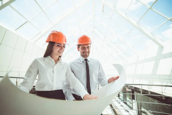 Los Dos Ingenieros Mantienen Plan Proyecto Edificio —  Fotos de Stock