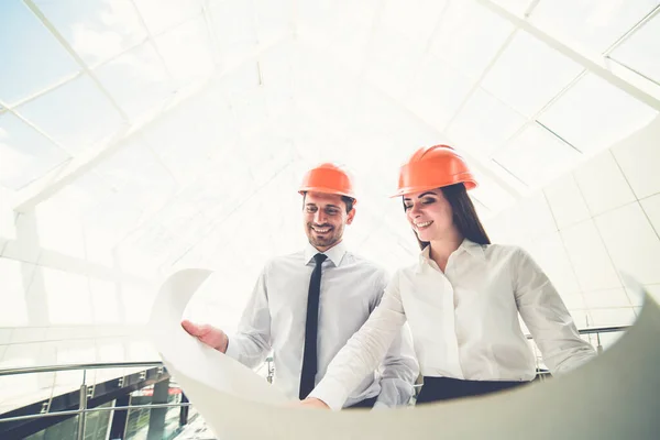 Los Dos Ingenieros Mantienen Plan Proyecto Edificio —  Fotos de Stock