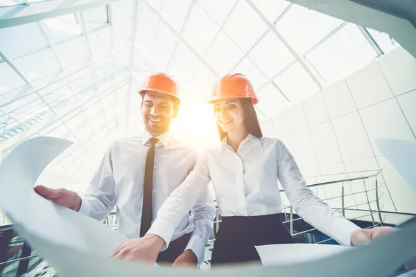 Hombre Mujer Casco Sostienen Plan Del Proyecto Edificio —  Fotos de Stock