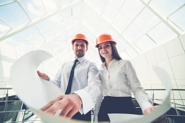 Los Dos Constructores Casco Sostienen Plan Del Proyecto Edificio —  Fotos de Stock