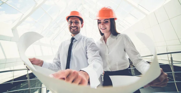 Los Dos Constructores Sonrisas Casco Sostienen Plan Del Proyecto Edificio —  Fotos de Stock