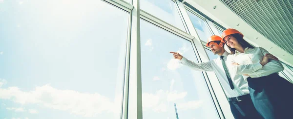 Los Dos Ingenieros Están Pie Cerca Ventana Gesto —  Fotos de Stock