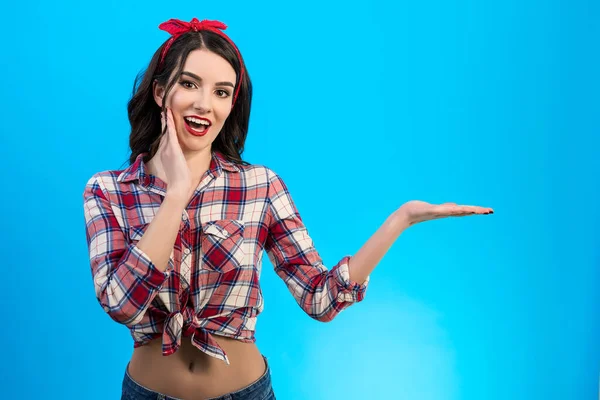 Mujer Feliz Haciendo Gestos Sobre Fondo Azul — Foto de Stock