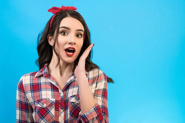 Retrato Mujer Sorprendida Sobre Fondo Azul — Foto de Stock