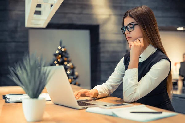 Bela Mulher Com Laptop Sentado Área Trabalho — Fotografia de Stock