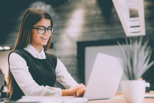 Mulher Sorriso Com Laptop Moderno Sentado Área Trabalho — Fotografia de Stock