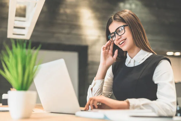 Mulher Alegre Com Laptop Moderno Sentado Área Trabalho — Fotografia de Stock