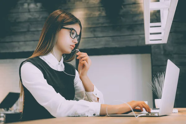 Mulher Negócios Fones Ouvido Que Senta Com Computador Portátil Moderno — Fotografia de Stock